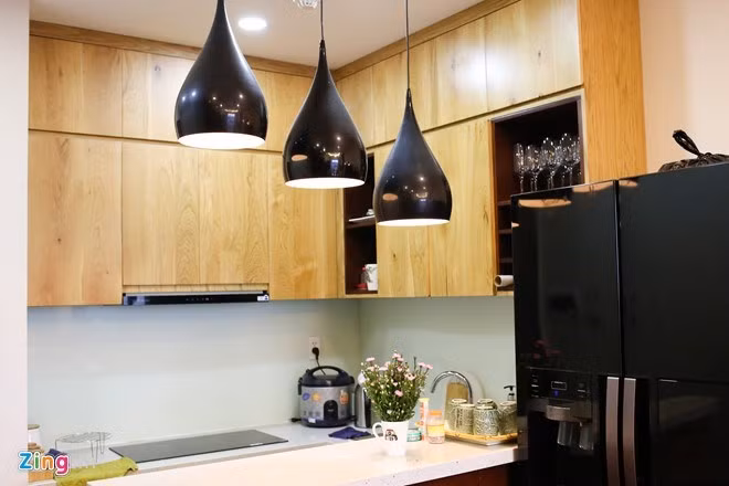 Căn hộ này chỉ rộng khoảng 100m2 nhưng có thiết kế khá hiện đại, gọn gàng, bài trí thanh lịch. Căn nhà cũng không có quá nhiều đồ đạc vì cô chỉ sống ở đây mỗi một mình. (Ảnh: Zingnews).