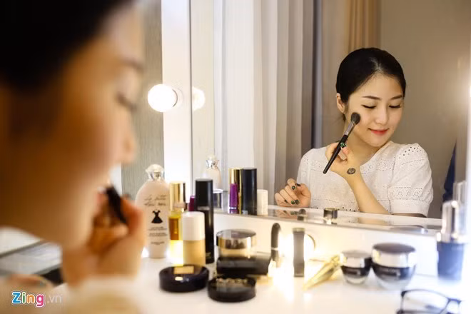Hương Tràm hầu như tự make up khi đi diễn, chính vì thế mà bàn trang điểm của cô không thể thiếu những món mỹ phẩm nổi tiếng thế giới.(Ảnh: Zingnews).