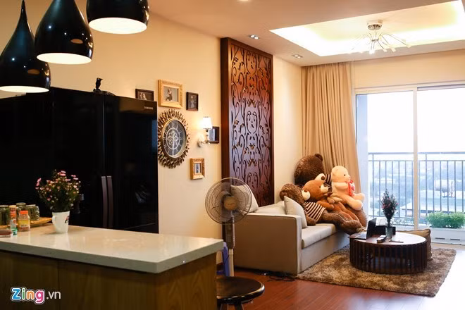 Từ sau thành công của cuộc thi The Voice, Hương Tràm trở thành ca sỹ đắt show và cuộc sống của cô gái nhỏ này cũng thay đổi hẳn với siêu xe, hàng hiệu. Mới đây, Hương Tràm còn khoe căn hộ chung cư ở quận 4 mới tậu có giá 3 tỷ đồng. (Ảnh:Zingnews).