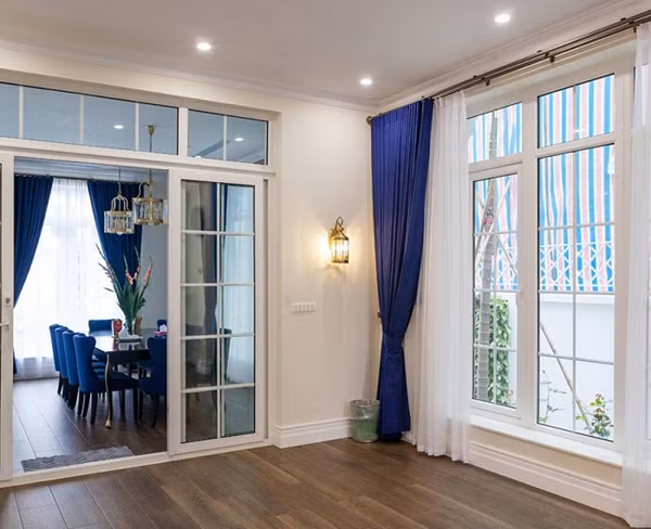 Việc sử dụng màu trắng cho những ô cửa sổ trong nhà giúp bạn dễ dàng thiết kế nội thất bởi màu trắng là màu cơ bản, dễ phối hợp với các màu sắc khác. Ảnh: Webxaydung.