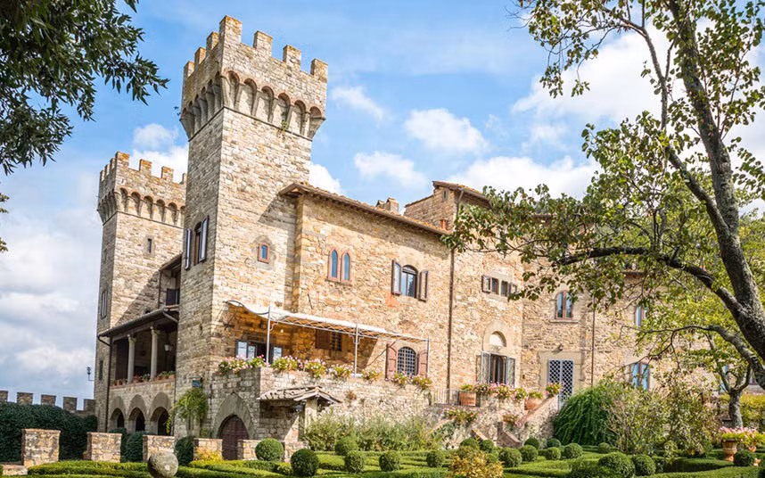 Lâu đài Royal, Italy. Nằm trên đỉnh một ngọn đồi giữa thủ đô rượu Bolgheri và Castagneto Carducci, lâu đài này có tầm nhìn tuyệt vời ra biển Tyrrhenian. Được rao với giá 4 triệu bảng, lâu đài này có 12 phòng ngủ lát đá cẩm thạch đẹp tuyệt, cửa ra vào đều làm bằng gỗ quý. Ở đây bạn chỉ cần đi 15 phút là ra được biển.