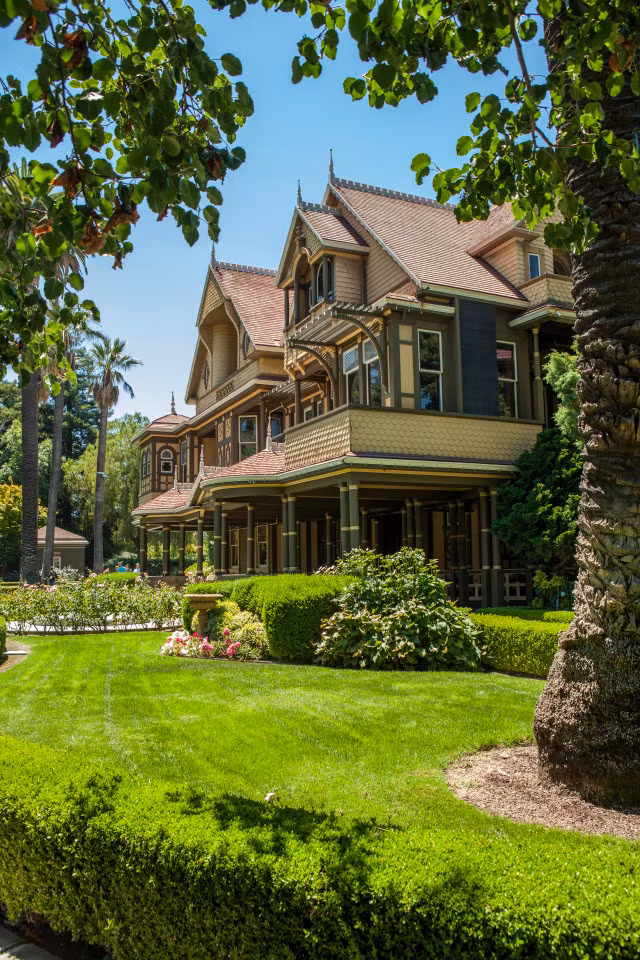 Đây là ngôi nhà ở San Jose, Anh. Nó thuộc sở hữu của một nữ thiết kế súng trường, bà Winchester Mystery. Bà đã giám sát việc xây dựng căn thiệt thự, và tự thiết kế đặc biệt để nó bị ma ám.