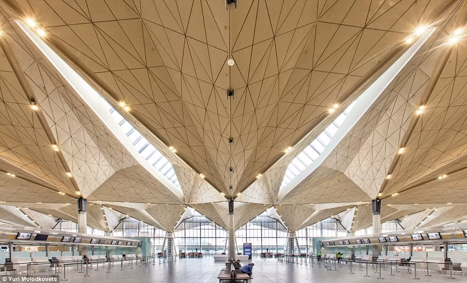 Sân bay Quốc tế Pulkovo của Nga tại St Petersburg. Đây là sân bay đông đúc thứ 3 của Nga sau Domodedovo và Sheremetyevo. Nó được thiết kế để mùa đông tuyết sẽ rơi xuống sân tạo nên khung cảnh thật ngoạn mục.