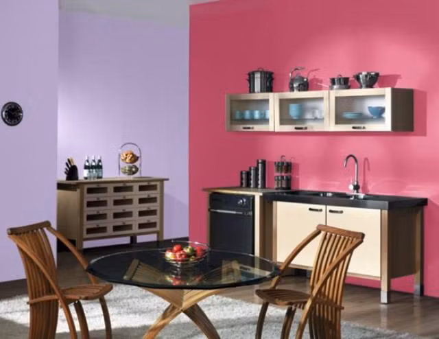 Nội thất đứng. Thay vì sắm một tủ bát, tủ chén, bạn hãy lắp đặt nội thất đứng hoàn toàn. Có nghĩa là đặt tủ bát đĩa treo trên tường ngay trên bếp để tiết kiệm không gian nhất.