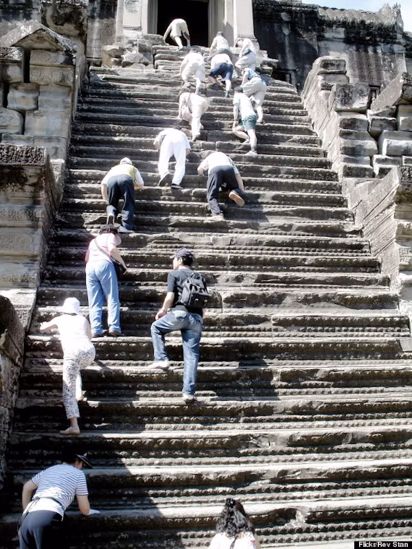 Bậc thang ở đền Angkor Wat, Campuchia. Có đến 70% là những bậc thang và độ dốc vô cùng đáng sợ, trơn khó. Đó là bởi người ta quan niệm thiên đường là nơi khó đến được, con người phải nỗ lực rất nhiều thì mới đạt được sự an nhiên.
