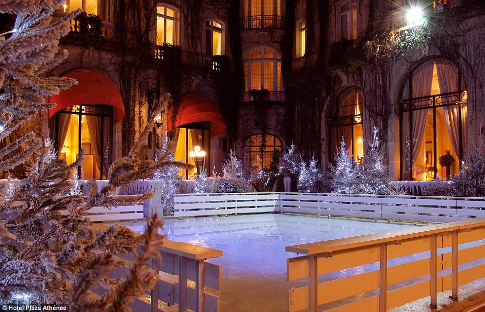 Khách sạn Plaza Athenee, Paris. Để chào mừng lễ hội đang đến gần. Sảnh chính khách sạn biến thành sân băng với khung cảnh tuyết rơi đẹp như trong chuyện cổ tích.
