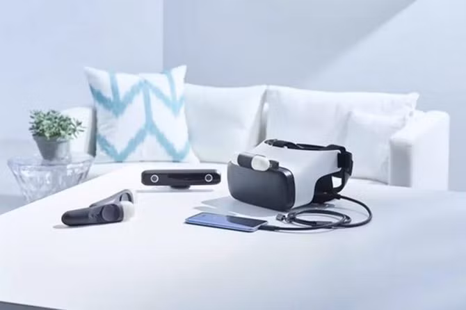 HTC giới thiệu thiết bị đeo VR, có tay cầm điều khiển - Hình 3 HTC gioi thieu thiet bi deo VR, co tay cam dieu khien-Hinh-3