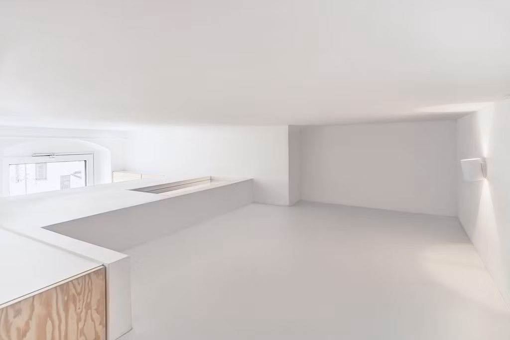 Tuy nhiên diện tích đặt nệm ngủ lại rất lý tưởng. Phần cửa kính trên nóc công trình phụ giúp lấy ánh sáng tự nhiên.