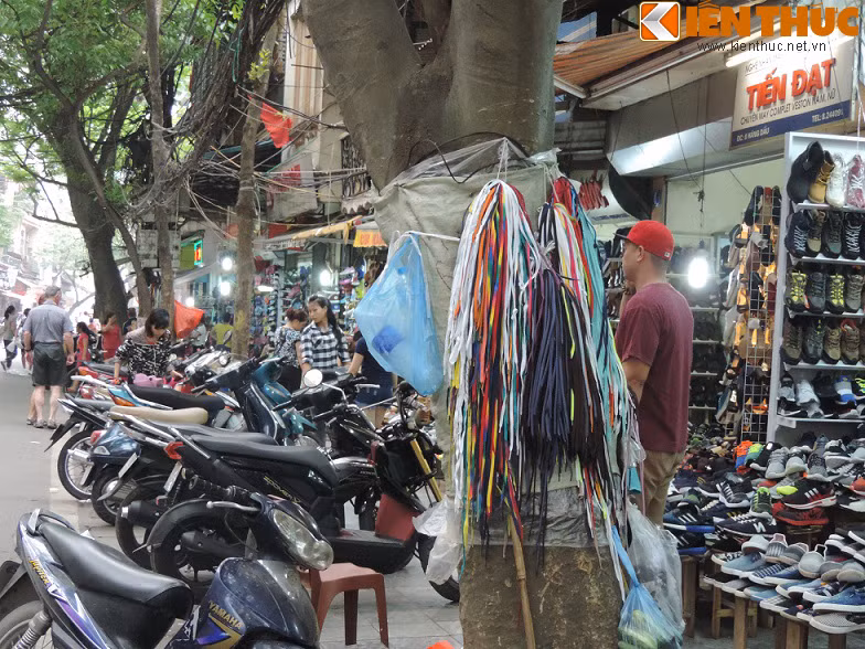 Đóng đinh, dùng ni long bao quanh để treo dây giày bán, treo đồ ăn, treo túi đựng rác thải... Bạn Hoa (25 tuổi, sinh viên trường Đại học Khoa học xã hội và Nhân văn, Hà Nội) cho biết: "Thi thoảng mình hay đi bộ ở phố cổ, mình thấy lạ vì nhiều cửa hàng kinh doanh ở phố cổ tận dùng thân cây xanh để đóng cọc, làm giá treo hàng bán... nhưng sao không thấy bị cấm".