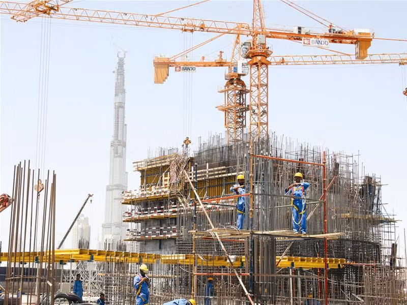 Trước đó, Sở Xây dựng TP.HCM cũng đã công bố 30 dự án bất động sản đủ điều kiện bán nhà ở hình thành trong tương lai, trong đó có không ít dự án đang thế chấp quyền sử dụng đất và tài sản hình thành trong tương lai. Theo quy định, trước khi bán căn hộ hình thành trong tương lai đã thế chấp ngân hàng, chủ đầu tư phải thực hiện giải chấp hoặc được ngân hàng nhận thế chấp có văn bản chấp thuận cho bán. Tuy nhiên trên thực tế có không ít chủ đầu tư bán dự án đã cầm cố cho khách hàng, dẫn đến tranh chấp, khiếu kiện về sau. Ảnh minh họa: Internet.