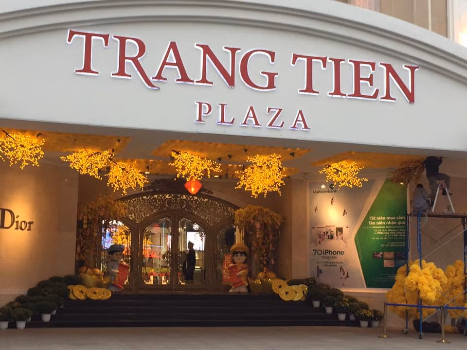 Thể hiện đẳng cấp riêng của mình, trung tâm thương mại Tràng Tiền đang từng bước hoàn thiện khâu trang hoàng đón xuân Đinh Dậu cực lộng lẫy với hệ thống đèn hoa rực rỡ.