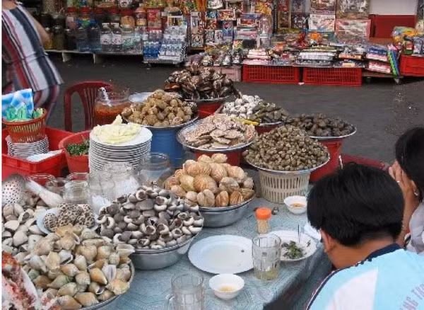 Những quán ốc vỉa hè luôn thu hút khách là các bạn trẻ vào những ngày lễ. Bạn sẽ rất dễ bị ngộ độc, đau bụng... nếu ăn phải ốc kém chất lượng, ươn thối nhiều ngày, hay ốc Trung Quốc giá siêu rẻ. Ảnh minh họa.