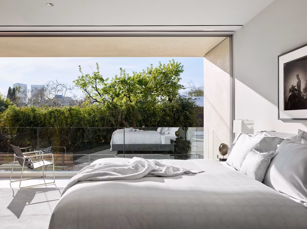 Tầng hai của ngôi nhà gồm hai phòng ngủ với view tuyệt đẹp nhờ thiết kế tường kính trong suốt.