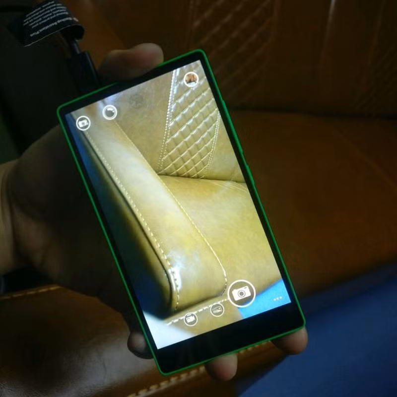 Mới đây, một tài khoản đã rao bán smartphone Lumia của Nokia trên trang mua sắm trực tuyến TaoBao của Trung Quốc. Điều đáng chú ý, chiếc Lumia này có thiết kế rất lạ khi sở hữu màn hình không viền không hề giống với bất kỳ dòng smartphone nào của Nokia từng ra mắt. Nhiều người dùng công nghệ còn đánh giá, nó rất giống với thiết kế mới nhất của chiếc Mi Mix thuộc hãng Xiaomi. Ảnh: windowscentral.