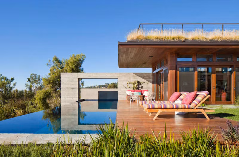 Ngôi nhà còn sở hữu một bể bơi ngoài trời vô cùng hoành tráng. Ảnh: Homedesign Lover.