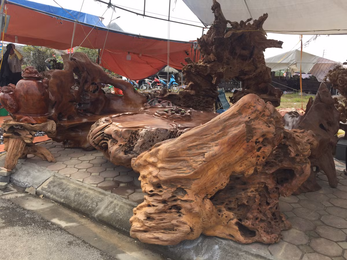 Đây được đánh giá là bộ bàn ghế gỗ quý hiếm và độc nhất vô nhị hiếm người có.