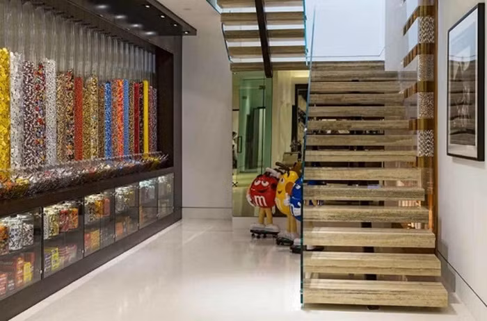 Phòng kẹo của Markus Persson. Markus Persson đã mua một căn biệt thự rộng 7000 giá 70 triệu USD ở Beverly Hills. Căn biệt thự có 8 phòng ngủ, 15 phòng tắm, rạp chiếu phim và một gara ô tô cho 16 siêu xe. Điều đặc biệt trong căn biệt thự của ông có một phòng để kẹo trị giá 200.000 USD (4,4 tỷ đồng).