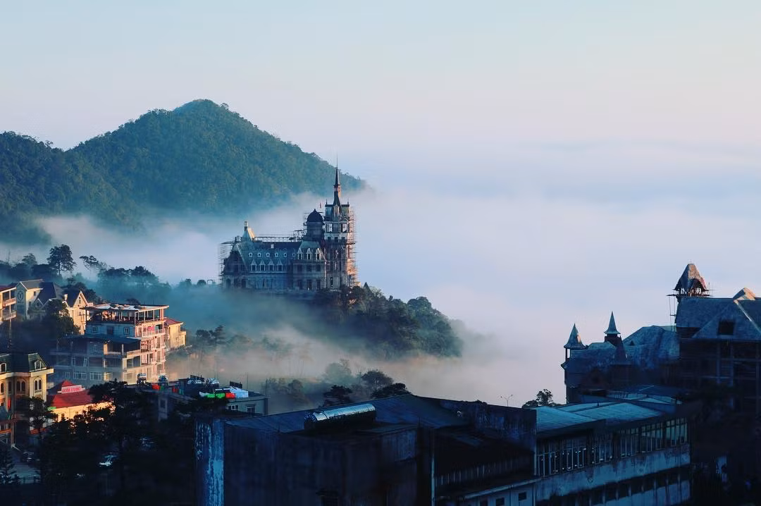 Đây là dự án khách sạn Lâu đài Tam Đảo do công ty cổ phần đầu tư Lạc Hồng (trụ sở số 85 Lê Văn Lương, Q. Thanh Xuân, TP. Hà Nội) làm chủ đầu tư với diện tích gần 3.000m2, với tổng mức đầu tư gần 400 tỷ. Ảnh: We25.
