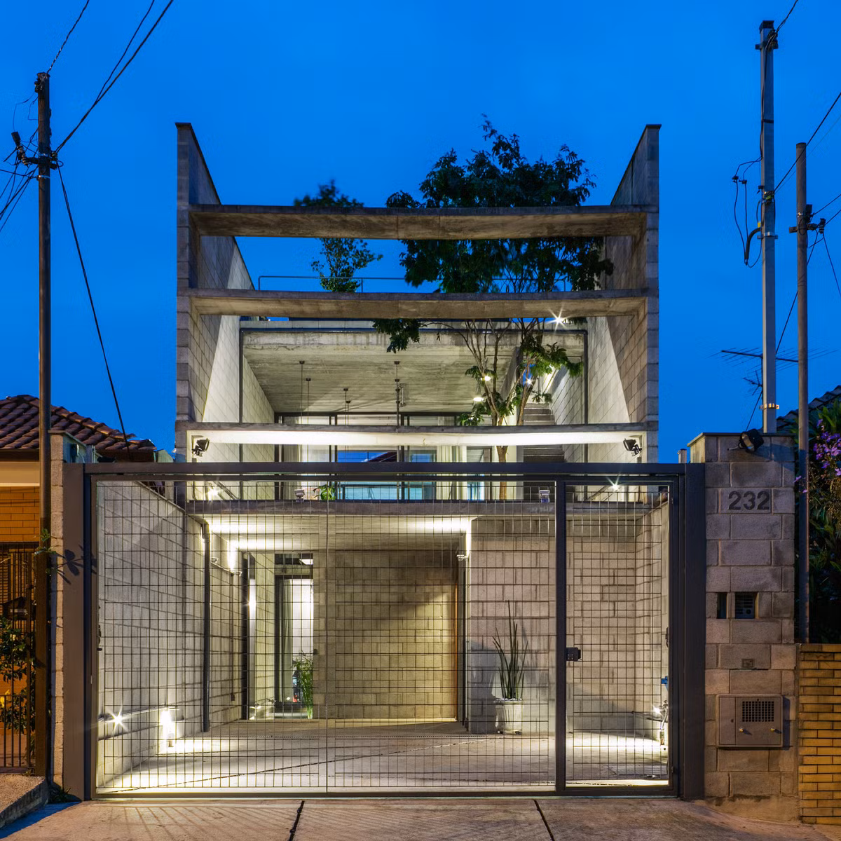 Không cần sơn, không cần trát, Mipibu House vẫn vô cùng rực rỡ và lung linh khi về đêm. Ảnh: Dezeen.