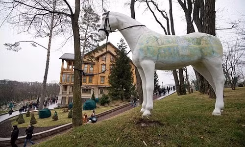 Dinh thự của cựu Tổng thống Ukraine Viktor Yanukovych đã gây sốc cho người dân Ukraine. Căn biệt thự nằm trên mảnh đất 140 ha, cách thủ đô Kiev 25 km về phía Bắc. Dinh thự có sân golf, bãi đáp trực thăng và vườn thú tập trung nhiều loài thú quý hiếm, trong đó có cả đà điểu Úc và châu Phi. Hồ nước được trang trí bằng nhiều ngôi nhà nổi bắt mắt, sân vườn đặt la liệt tượng điêu khắc có giá trị. 