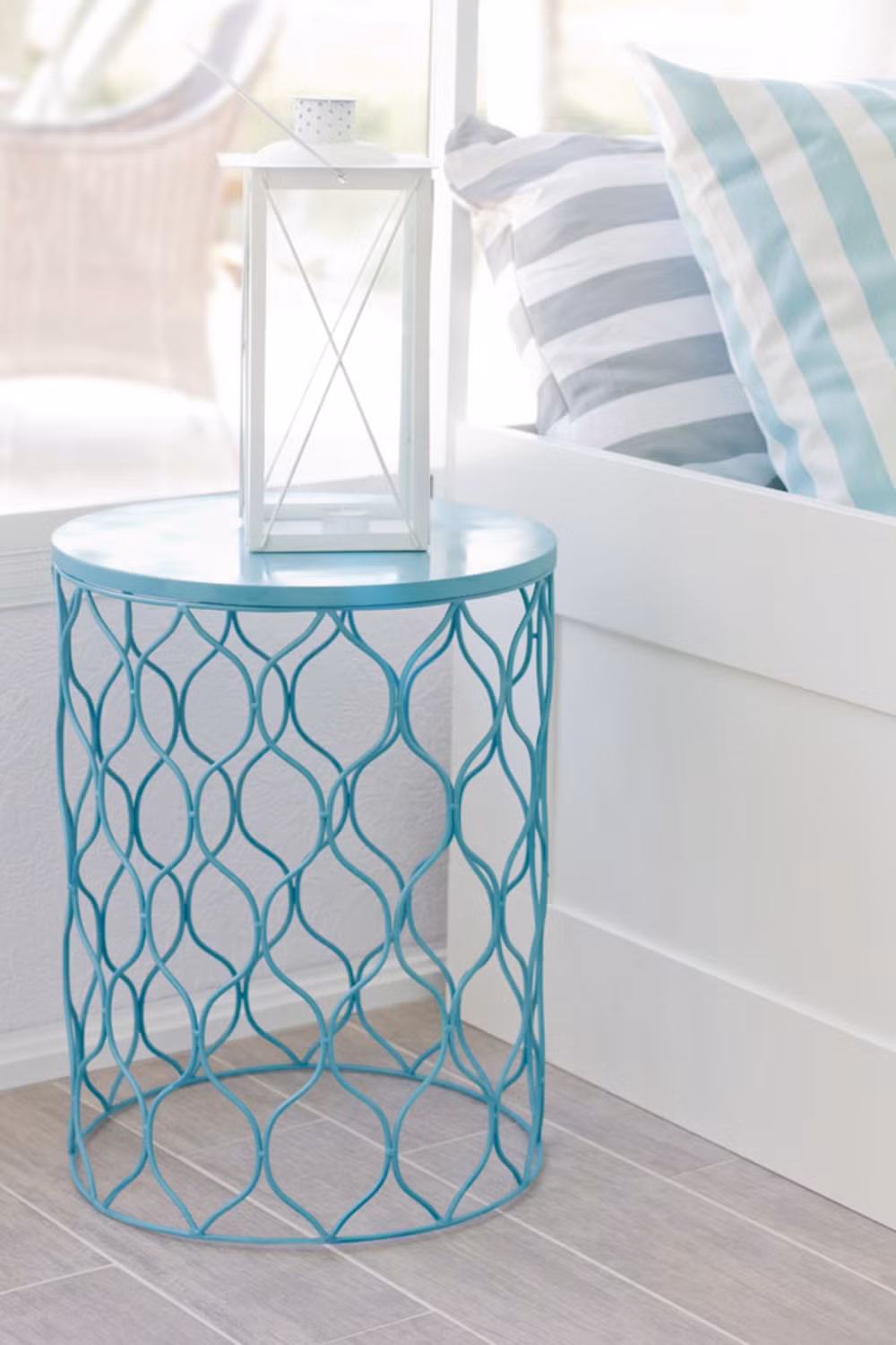 Bàn học từ thùng rác. Tận dụng một chiếc thùng rác vững chắc để làm bàn học quả là một ý tưởng tuyệt vời. Thông thoáng phòng mà cũng rất phong cách.