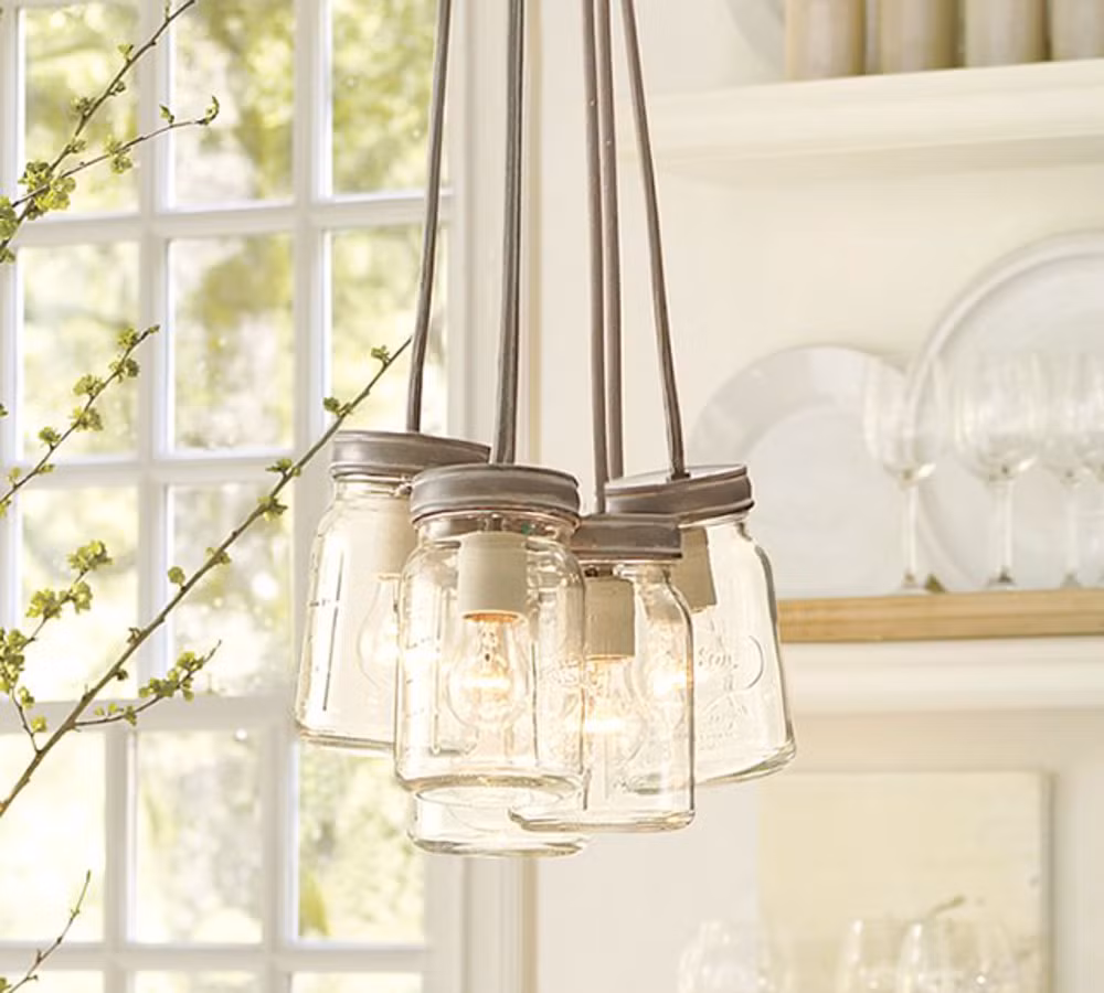 Đèn chùm thủy tinh. Cần vài chiếc lọ thủy tinh cùng cỡ và để những chiếc bóng đèn vào trong, đậy kín lại. Chiếc đèn chùm kiểu này không những rất long lanh mà còn tăng cả hiệu ứng ánh sáng cho căn phòng.