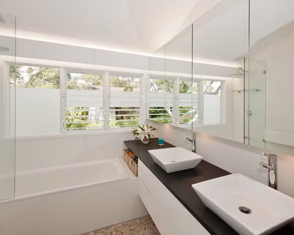 Cửa sổ gồm 3 ô giúp mang ánh sáng tối đa vào phòng tắm. Ảnh: Designs.