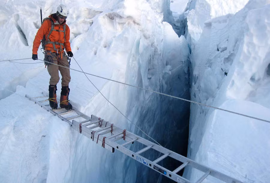Hướng dẫn viên núi Everest: Mức lương hàng năm chỉ 5.000 USD. Mỗi năm trung bình có hơn 4.000 người leo núi Everest, nhưng chỉ một nửa trong số họ có thể thành công.