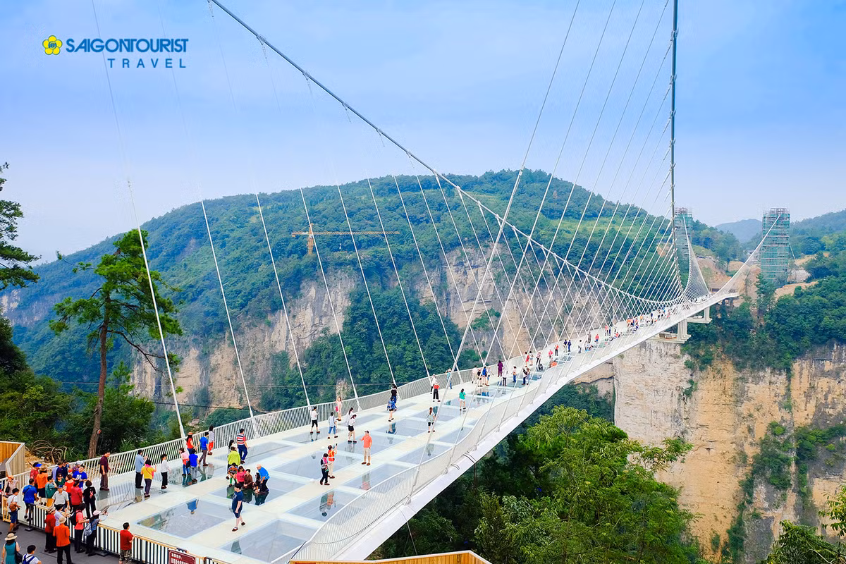 Không tích hợp công nghệ 3D nhưng cây cầu kính ở công viên quốc gia Trương Gia Giới, tỉnh Hồ Nam cũng khiến nhiều người đau tim và toát mồ hôi khi bước đi trên nó. (Ảnh Saigontourist)