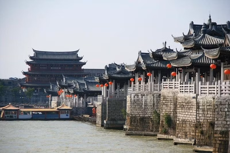 Trước đây, toàn bộ cầu Quảng Tế là một cấu trúc nổi được nâng đỡ bằng 86 chiếc thuyền rất lớn. (Ảnh Mytour)