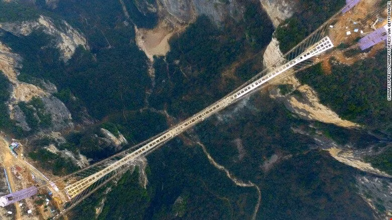 Trong khi đó, cầu treo Longjiang (tỉnh Vân Nam) gây ấn tượng với chiều dài hơn 2,4km và cao 280,4. Đây là cây cầu treo lớn nhất và dài nhất châu Á tình đến thời điểm hiện tại. (Ảnh Bloganchoi) 