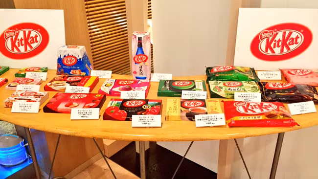Đồ lưu niệm Kit-Kat cũng được bày bán tại phòng trưng bày này.