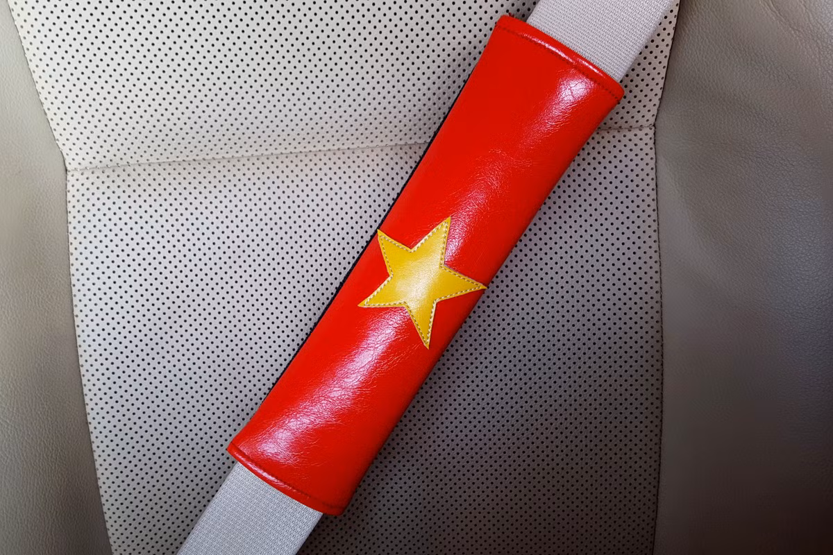 Bao đai an toàn cho ô tô được cửa hàng định giá 159.000 đồng/đôi. Bên cạnh đó, bọc vô lăng có giá 399.000 đồng/chiếc, gối tựa đầu là 349.000 đồng/chiếc. Dòng tựa lưng đa dạng hơn về hình dáng như hình vuông, tựa lưng chữ A, mức giá dao động từ 499.000 - 599.000 đồng/sản phẩm.
