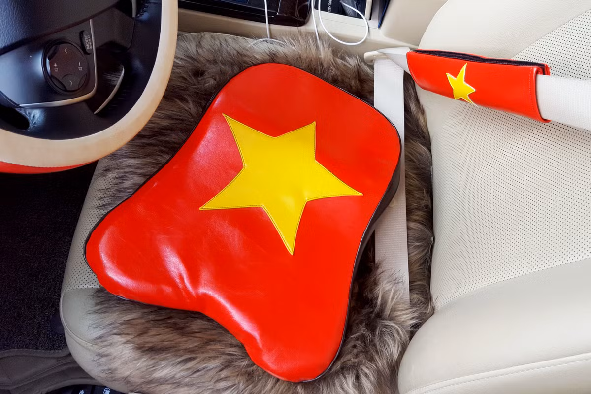 Theo tiết lộ của chủ cửa hàng này, bộ sản phẩm gối tựa và bọc vô lăng... được làm từ chất liệu cao su non và da PU cao cấp.