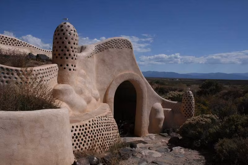 Ngôi nhà tái chế siêu bền vững này ở New Mexico được xây dựng từ rác thải như chai lọ, lốp xe, lon nhôm và các loại rác khác. Các loại vật liệu thải này được dính vào nhau và trám bùn bên ngoài.