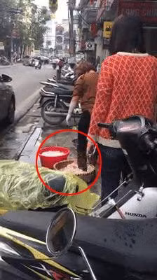 Phat hoang canh rua long lon bang chan tai quan long nuc tieng HN