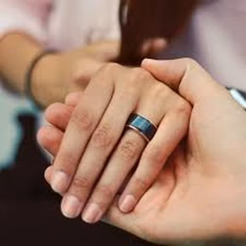 Hiện nhà sản xuất đã tung ra thị trường hai phiên bản giới hạn gồm 50 cặp nhẫn HB vàng hồng và 1.000 cặp nhẫn HB hợp kim không gỉ. Giá cho một cặp nhẫn vàng hồng là 2.990 USD 10 năm bảo hành và 60 ngày đổi trả, còn cặp nhẫn hợp kim không gỉ là 599 USD 2 năm bảo hành và 60 ngày đổi trả.