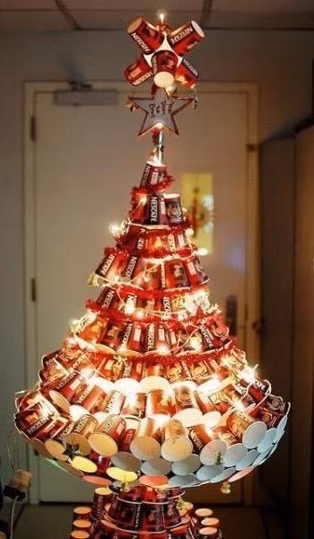 Cây thông noel từ cốc giấy. Với những người nghiện cà phê thì cây thông này quá tuyệt. Có vẻ kỳ công một chút nhưng khi tác phẩm hoàn thành thì nó vô cùng giá trị.