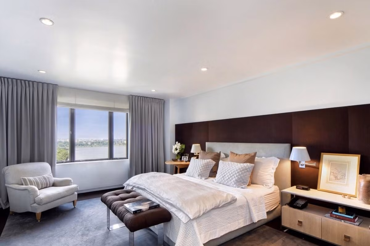 Phòng ngủ diện tích rộng có view lý tưởng nhìn ra dòng sông và ngắm cảnh thành phố.