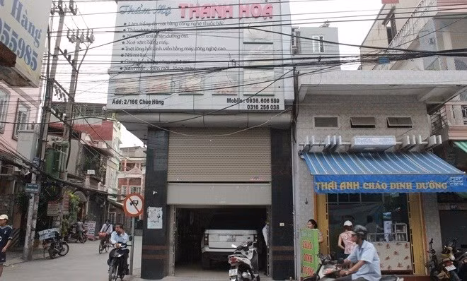 Ngoài căn nhà làm thẩm mỹ viện hiện tại thì căn nhà của bố mẹ Thu Ngân ở cũng nằm ở vị trí rất đẹp tại phố Chùa Hàng. Đây là địa chỉ cũ viện thẩm mỹ Thanh Hòa.