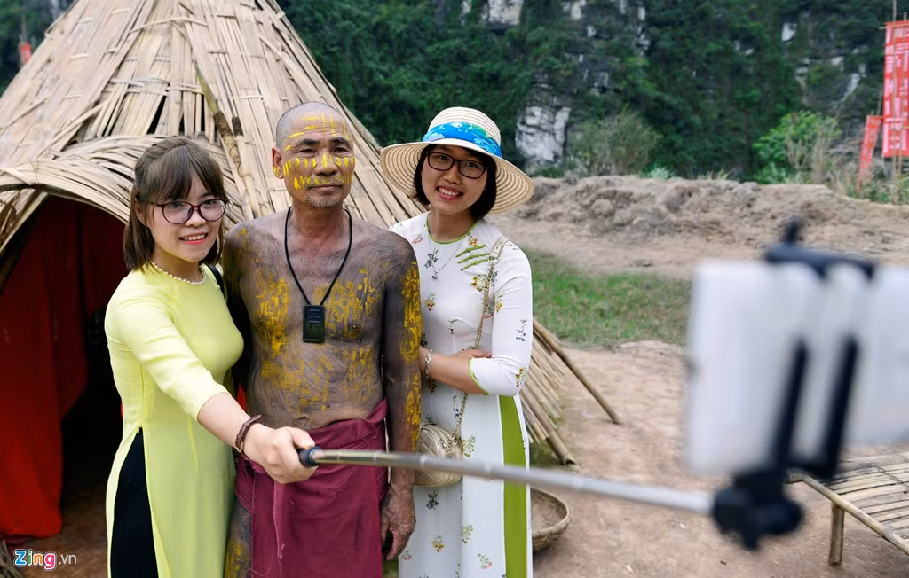 Chạy dọc ngôi làng là con đường được sắp đặt bởi những phiến đá tự nhiên, được ban tổ chức lấy từ Hoa Lư. Hạnh, một du khách tham quan đến từ Hà Nội, hào hứng chụp ảnh cùng với thổ dân tại phim trường.