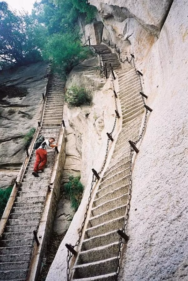 Bậc thang ở núi Hoa Sơn. Không ai có thể đếm được số bậc thang bởi không thể tập trung đêm được vì cầu thang ở đây thẳng đứng và phải bíu dây mới có thể bước.