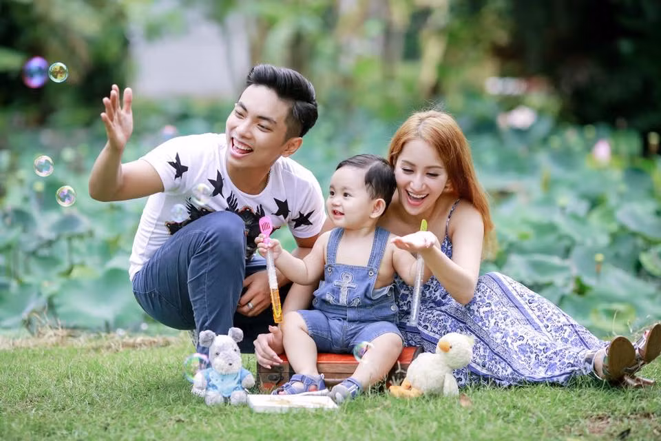 Có lẽ món quà tuyệt vời nhất mà Phan Hiển dành cho Khánh Thy là cậu con trai bụ bẫm và tình yêu hết sức chân thành. Cuộc sống hạnh phúc của cặp đôi đã dập tan những tin đồn ác ý của dư luận.