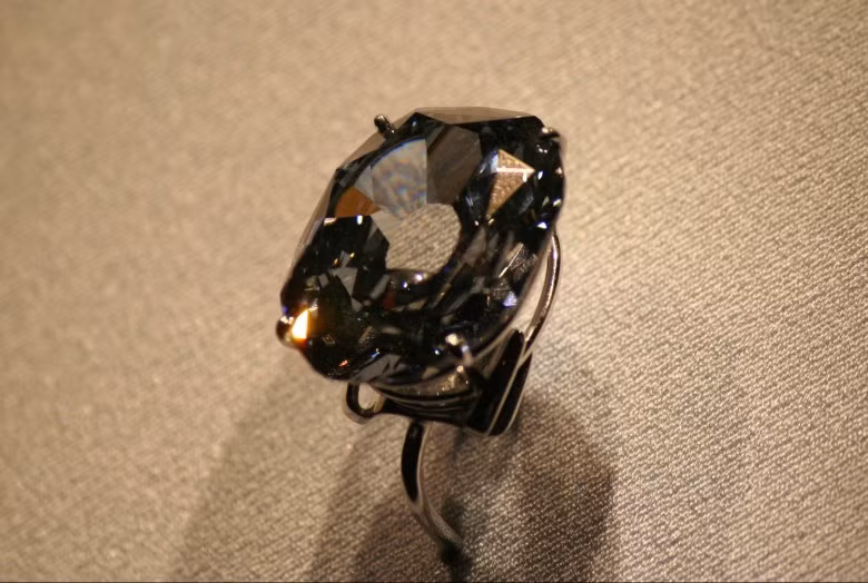 1. Wittelsbach-Graff Diamond 80 triệu USD Và cuối cùng, đứng vị trí đầu bảng là chiếc nhẫn kim cương Wittelsbach-Graff với giá 80 triệu USD. Nó nặng 31,06 carat, được phát hiện vào cuối thế kỷ 17 ở Kollur Mine Guntur của Ấn Độ. 