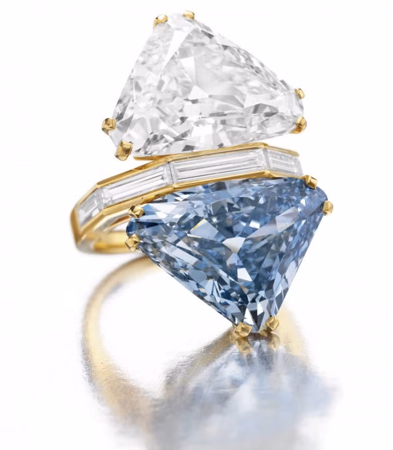 8. The Bulgari Blue Diamond 15,7 triệu USD Chiếc Bulgari Blue Diamond lập kỷ lục đấu giá khi nó được bán với giá gần 16 triệu USD. Đây là viên kim cương xanh lớn nhất trên thế giới. Nó bao gồm viên kim cương trắng trọng lượng 9,87 carat cùng với một viên kim cương xanh trọng lượng 10,95 carat. 