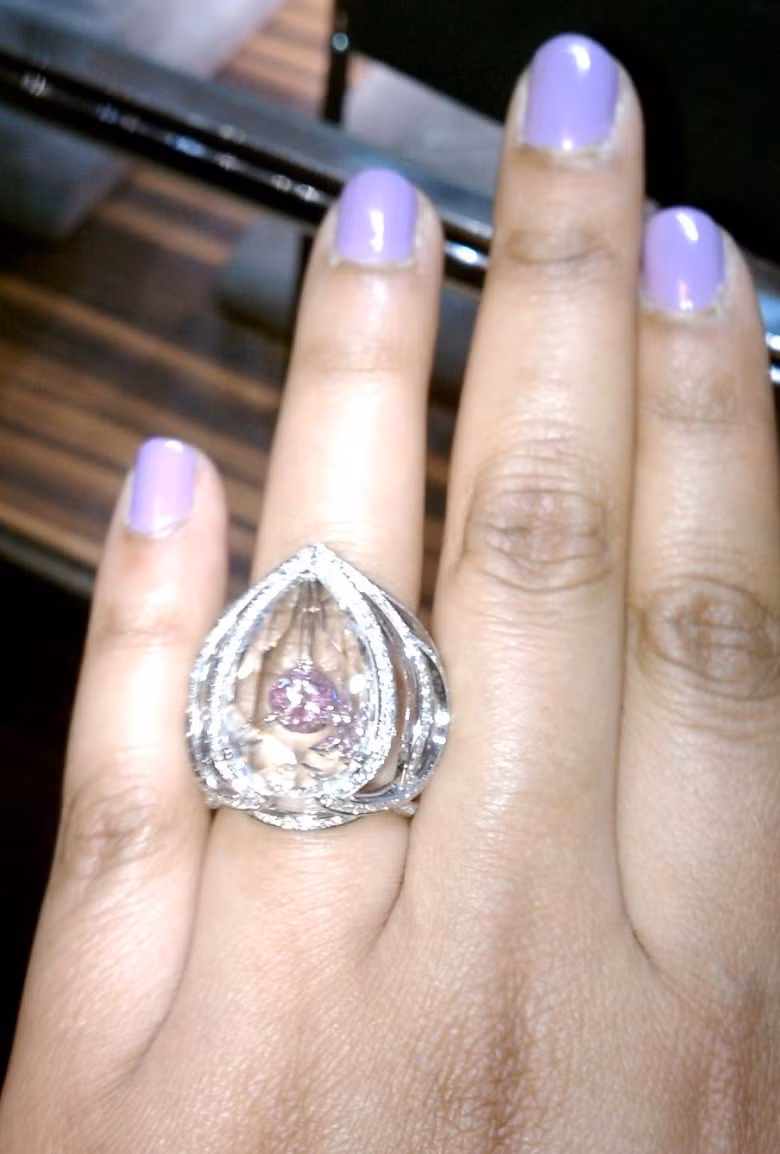 20. De Beers Secret Kiss of the Rose Ring 525.009 USD Chiếc nhẫn này có giá hơn nửa triệu USD, thuộc TOP những chiếc nhẫn đắt nhất thế giới. Nó có trọng lượng 10.09 carat D Flawless. Nằm trong trung tâm chính của nhẫn là một viên kim cương màu hồng rực rỡ. Nó cũng được chạm khắc bởi 428 viên kim cương nhỏ xíu xung quanh.