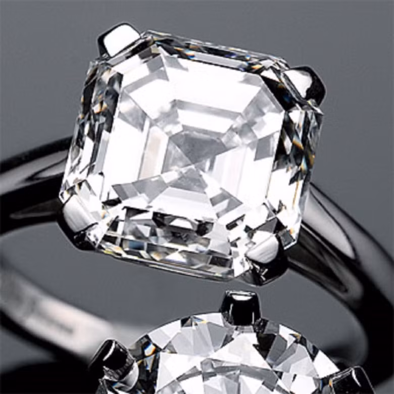 19. De Beers Asscher Cut Diamond 805.000 USD Dòng De Beers của kim hoàn đã phát triển được khoảng hơn một thế kỷ, và đã trở thành công ty chuyên phục vụ Hoàng gia Anh. Chiếc nhẫn 7.11 carat có giá gần một triệu đô la và sẽ là món quà sang trọng cho một ai đó đặc biệt.