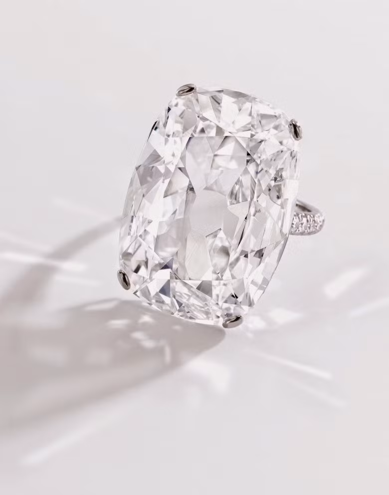 12. Sotheby’s Golconda Diamond Ring 6,5 triệu USD Viên kim cương lấp lánh đến từ các mỏ cổ Golconda, trọng lượng 30,01 carat hình quả lê khổng lồ và sẽ là một minh chứng tuyệt vời cho vẻ đẹp và tinh hoa của thời quá khứ xa xưa.
