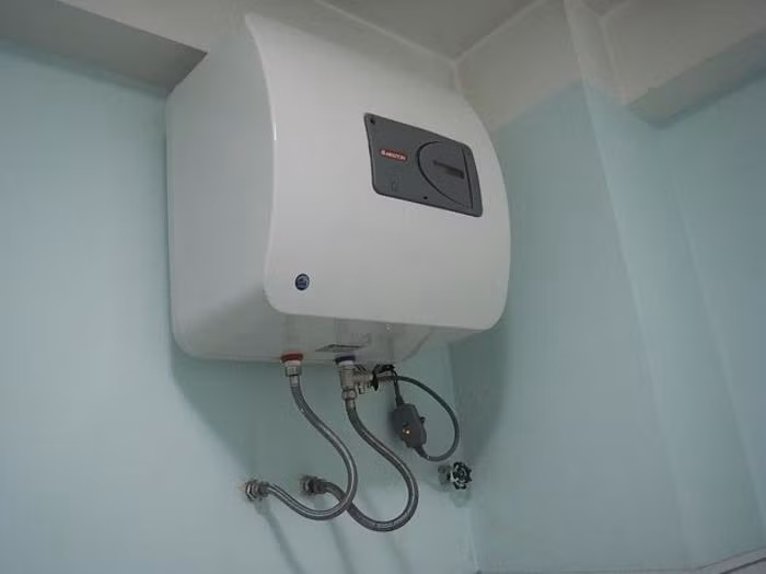 Bình nóng lạnh là thiết bị không thể thiếu của các hộ gia đình trong mùa đông. Để vừa tiết kiệm điện vừa đáp ứng nhu cầu sử dụng nước nóng, bạn chỉ nên bật bình nóng lạnh 15 - 30 phút trước khi dùng để tránh lãng phí điện. (Ảnh Aristongroup)