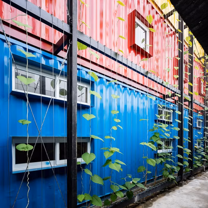 Bằng cách dùng những thùng container cũ này, nhà khách thể hiện được ý tưởng mạnh mẽ, công nghiệp nhưng hài hòa với thiên nhiên.